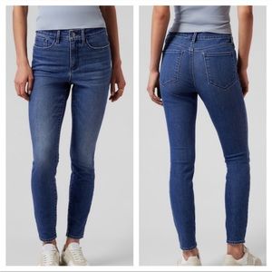 Athleta Sculptek in Overryde Wash Skinny Jeans Size 8